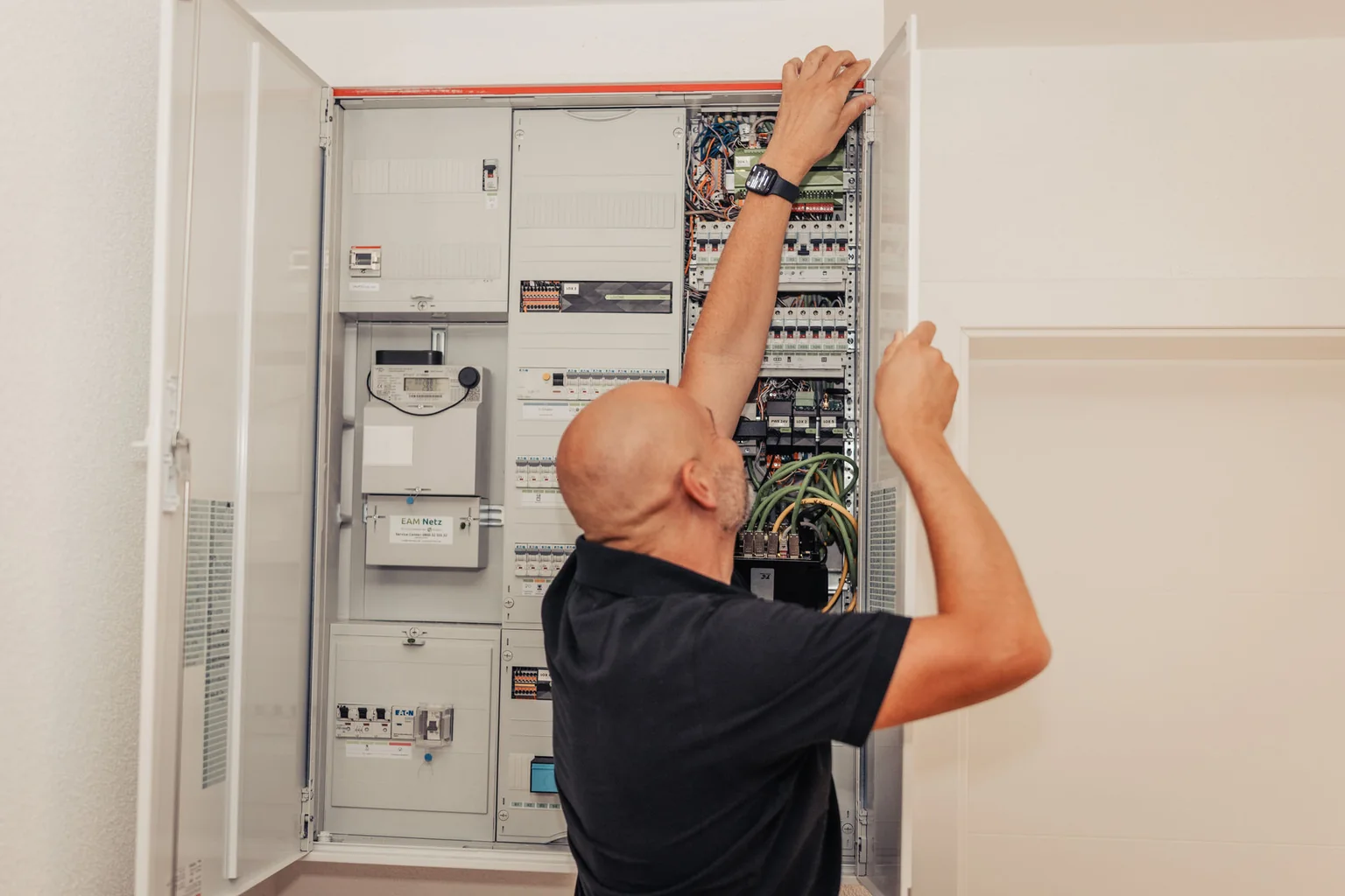 Elektriker arbeitet an einer offenen Unterverteilung