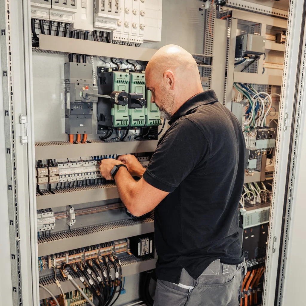 Industrieschaltschrank mit Steuerung und Bedienpanel